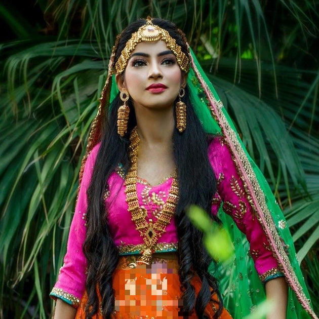 Long necklace sales on lehenga
