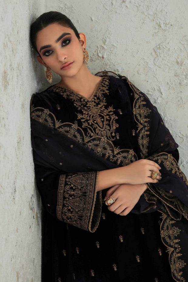 Stylish Velvet Dress with Organza Accents