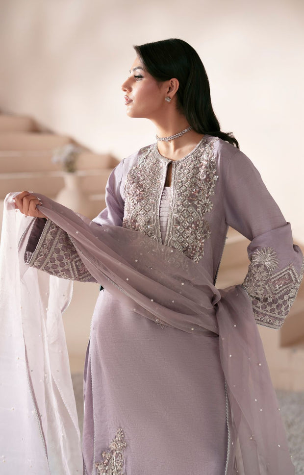 Lavender Elegance: Stunning Pakistani Party Dress