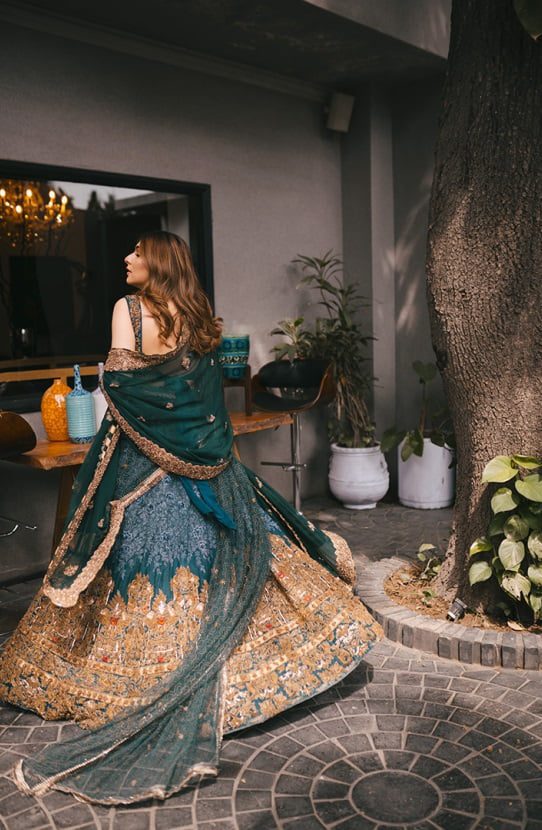Elegant High-waisted Pakistani Bridal Lehenga in Teal