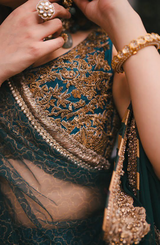 Elegant High-waisted Pakistani Bridal Lehenga in Teal