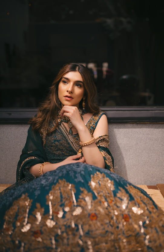 Elegant High-waisted Pakistani Bridal Lehenga in Teal