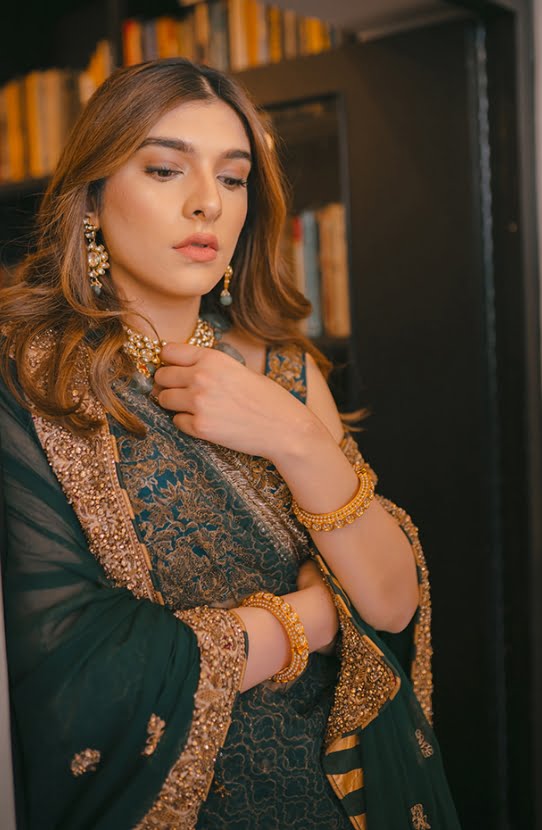 Elegant High-waisted Pakistani Bridal Lehenga in Teal