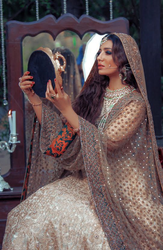 Elegant Ivory Pakistani Bridal Lehenga with Dupatta