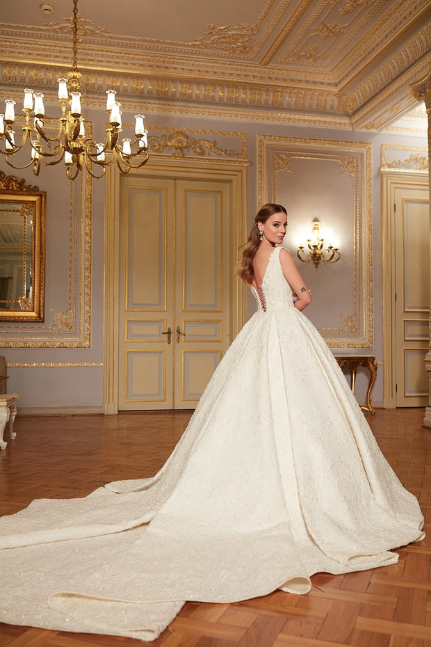 Off-White Princess Wedding Dress in Bridal Gown Style LARGE Off-White Princess Wedding Dress in Bridal Gown Style LARGE