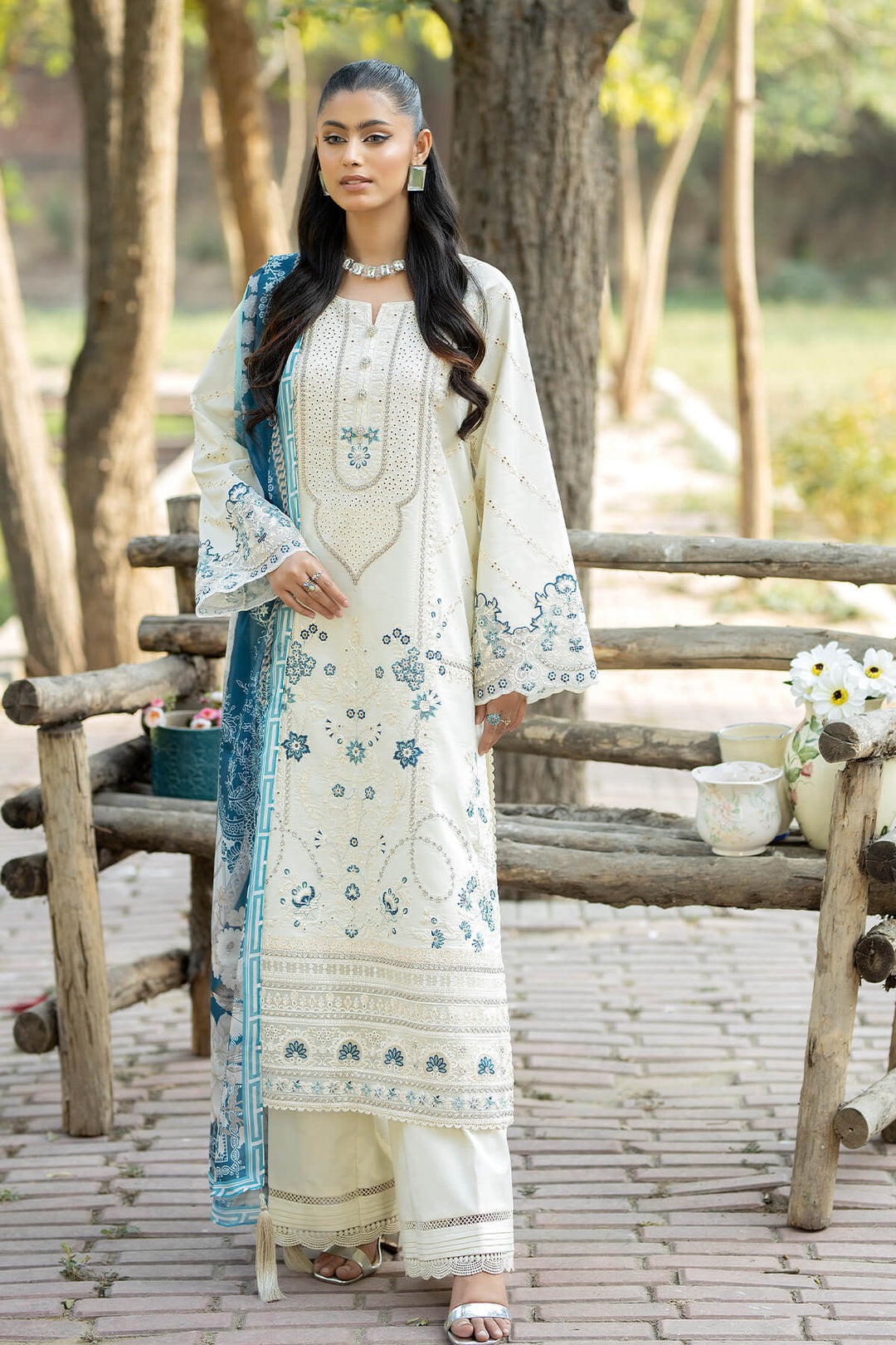 Elegant Off White Embroidered Pakistani Salwar Kameez Dupatta Suit