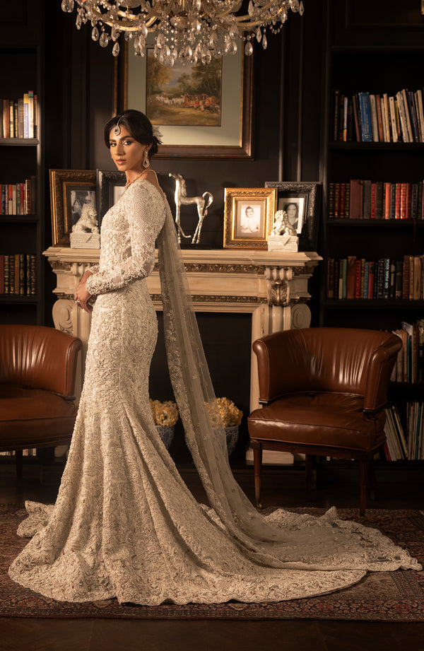 Elegant Pakistani Bridal Dress in Mermaid Gown and Veil Style
