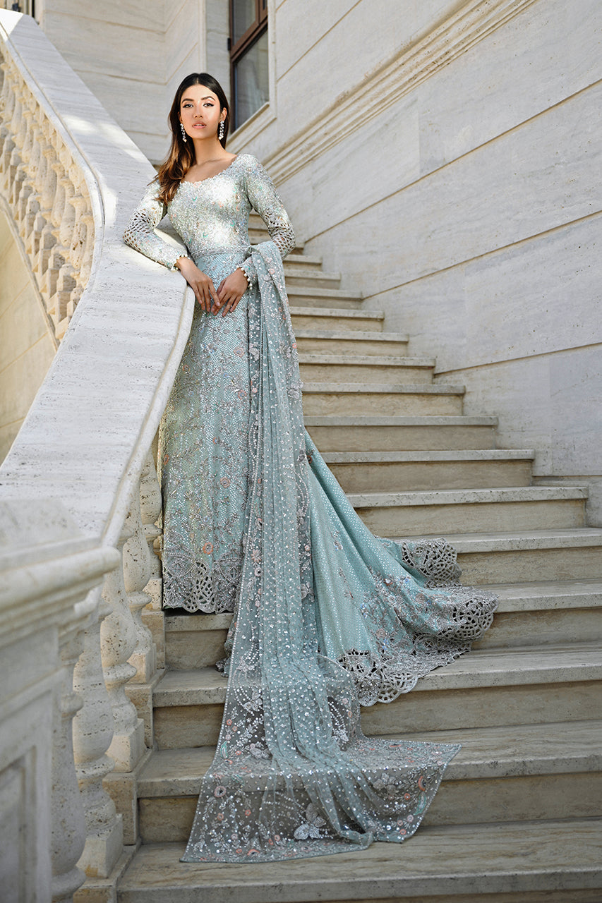 Elegant Pakistani Bridal Dress in Wedding Pishwas Dupatta Style