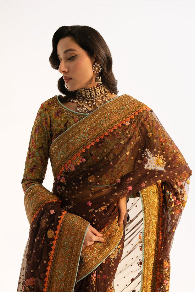 Latest Pakistani Wedding Dress in Traditional Saree Style