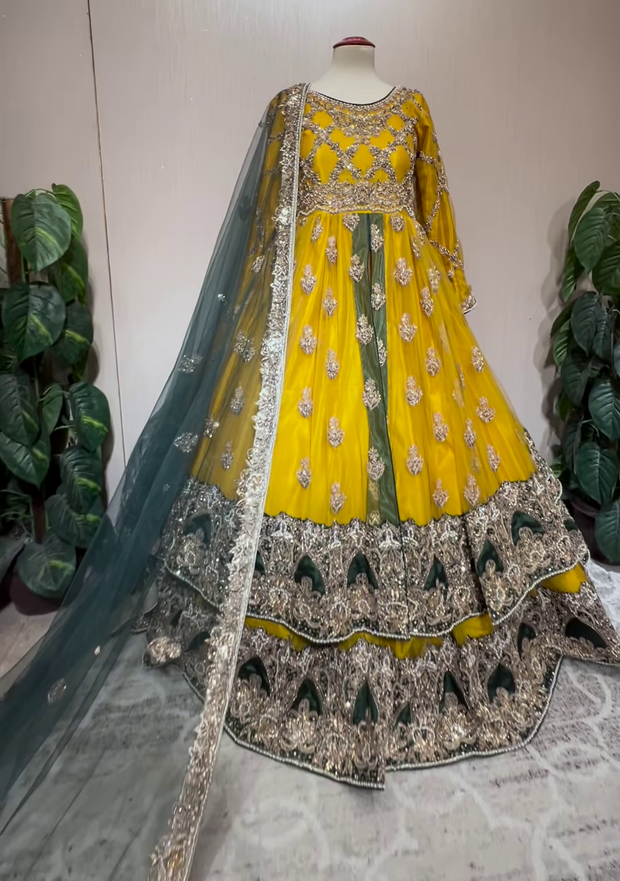 Pakistani Bridal Mehndi Dress in Frock Lehenga Style Nameera by Farooq Pakistani Bridal Mehndi Dress in Frock Lehenga Style Nameera by Farooq