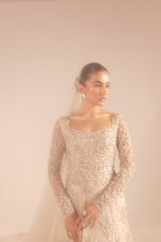Pakistani Wedding Dress in Bridal Gown and Veil Style Online