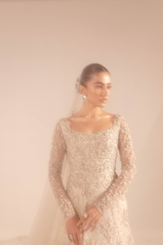 Pakistani Wedding Dress in Bridal Gown and Veil Style Online