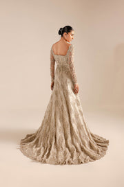 Royal Pakistani Wedding Dress in Bridal Gown and Veil Style
