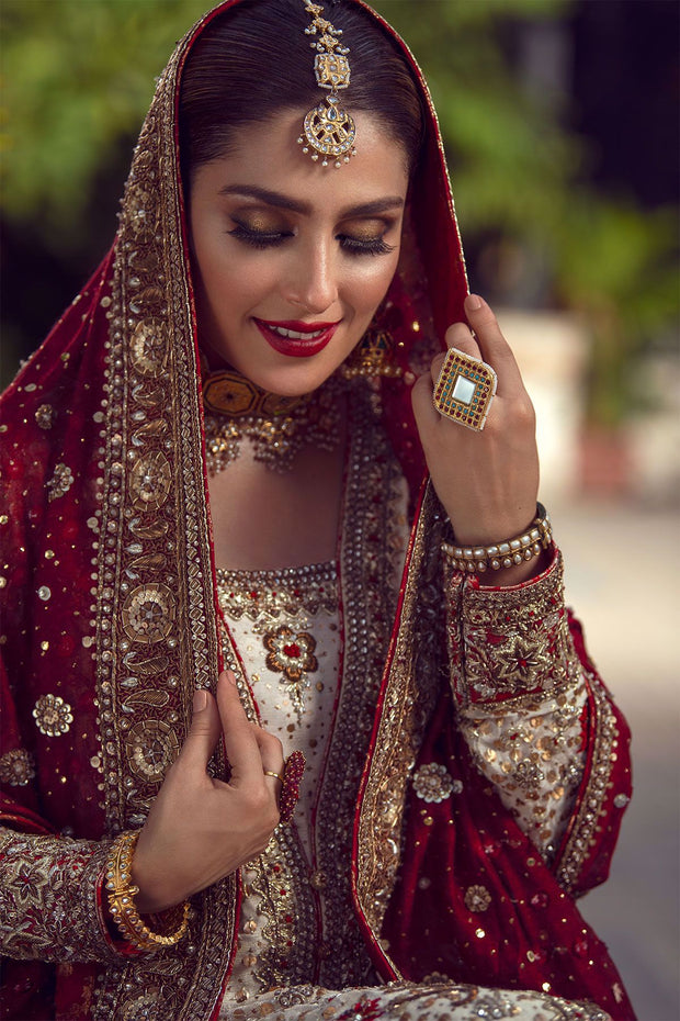Bridal Luxury Lehnga Outfit in Ivory Color Close Up