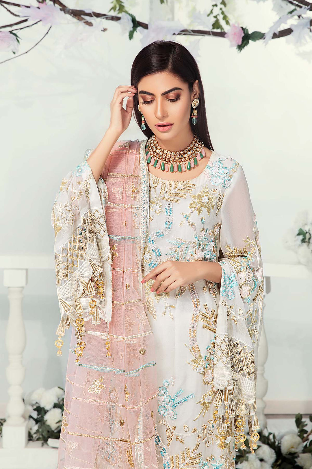 Chiffon Dress with Embroidery in White Color Sleeves Look