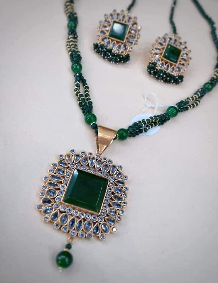 Elegant Kundan Green Haar