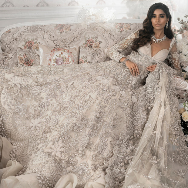 Embellished White Maxi Lehenga for Indian Bridal Wear MEDIUM Embellished White Maxi Lehenga for Indian Bridal Wear MEDIUM