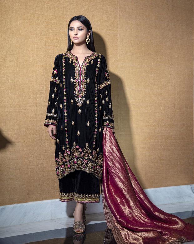 Gold Black Velvet Salwar Kameez Pakistani Wedding Dresses