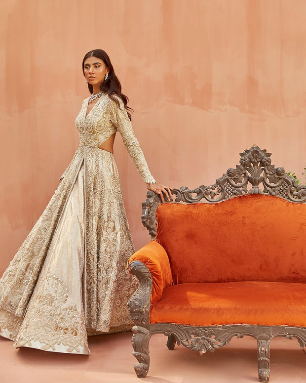 Designer Heavy Indian Ivory Gold Lehenga for Bridal Wear MEDIUM Designer Heavy Indian Ivory Gold Lehenga for Bridal Wear MEDIUM