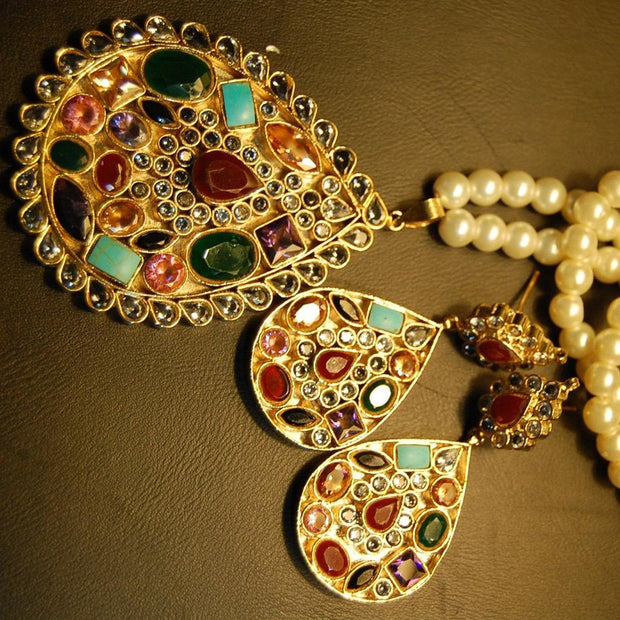 Kundan Pendant Jewellery Set in Multi Color