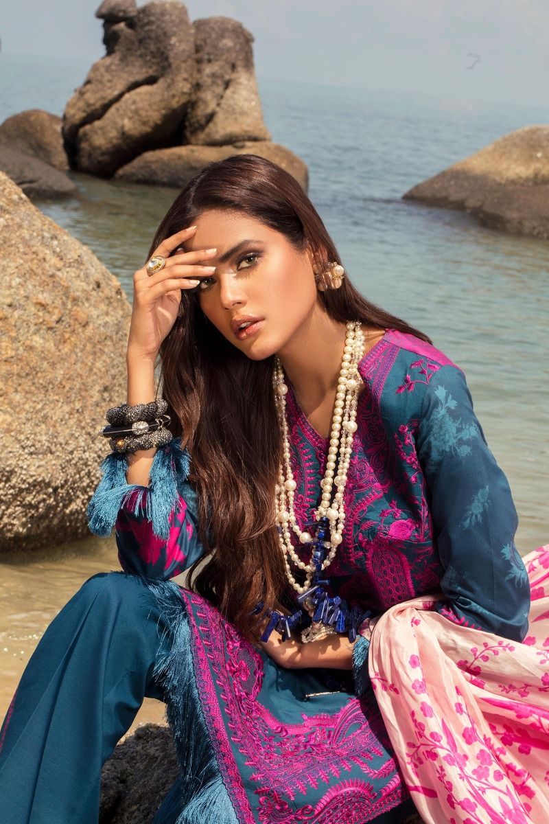 Latest Sana Safinaz Luxury Lawn Wear Close Up