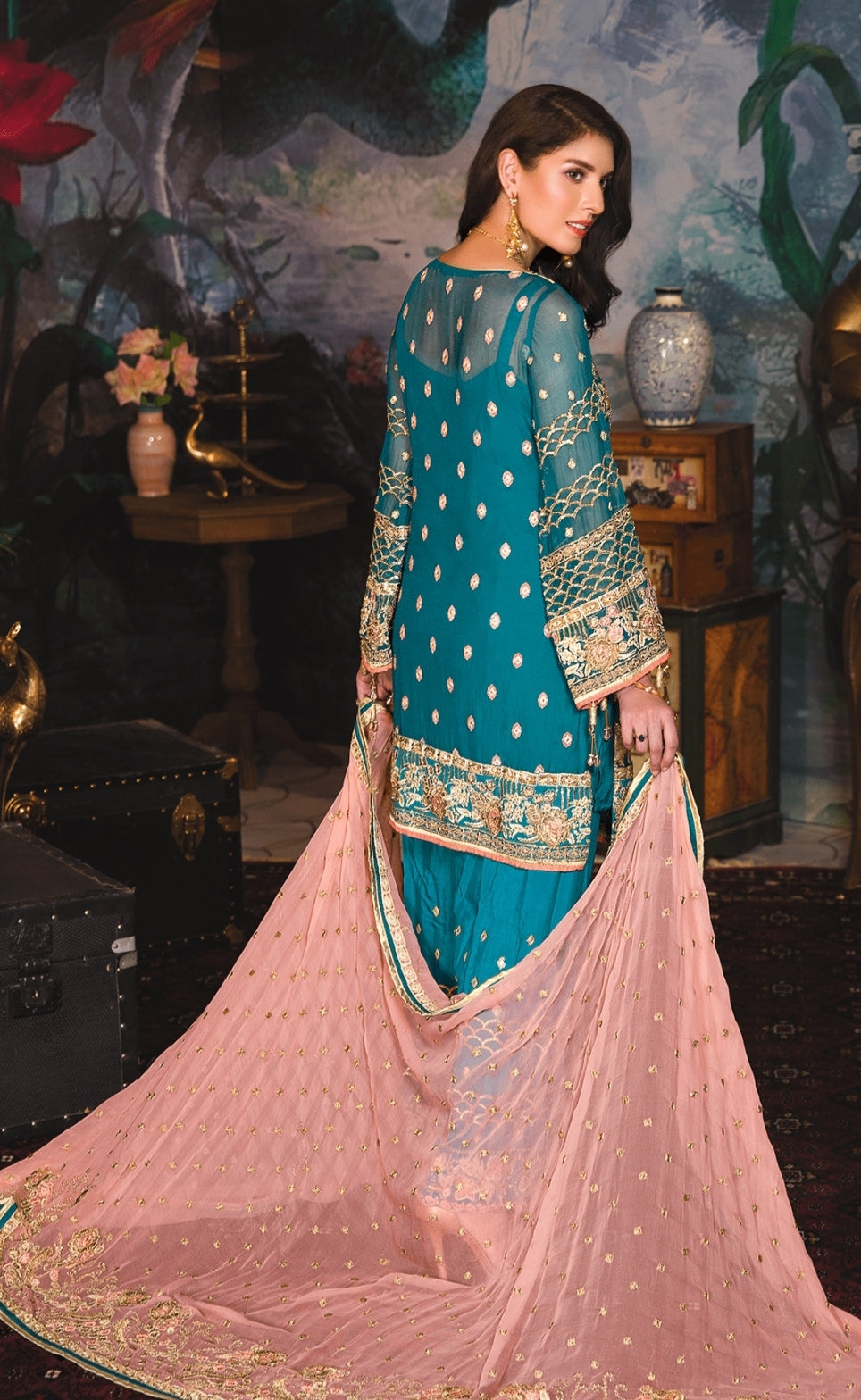 Latest embroidered Pakistani suit of women  1