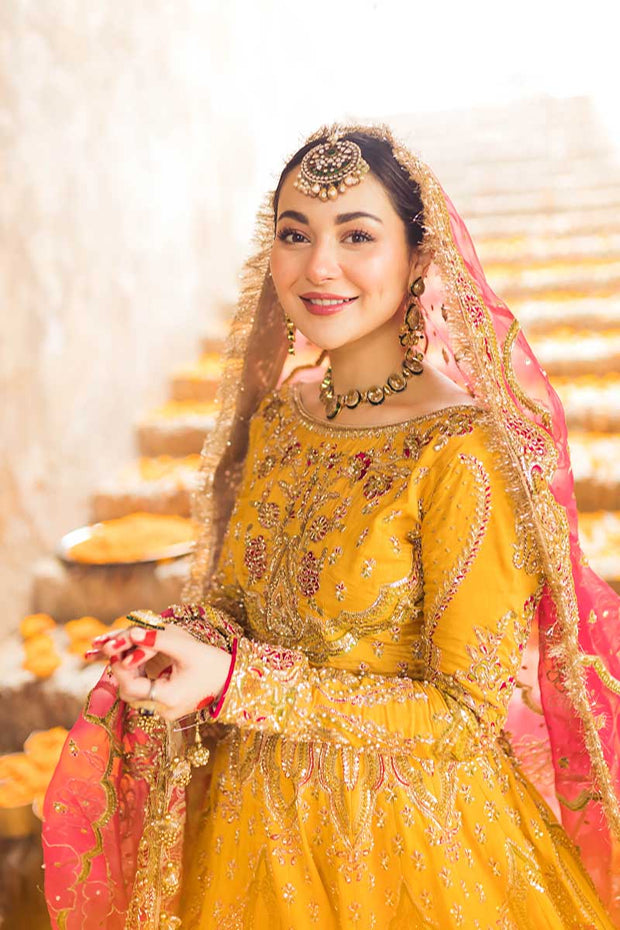 orange mayon dress AreebaHabib has made the most charming #Mayon look in a glamorous orange dress & floral jewel with a pop of minimal makeup. We're totally obsessed with her gorgeousness