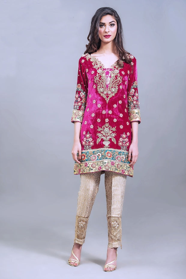 pink velvet pakistani dress ayezakhan looks stunning in velvet dress wearing customised @mariyamdrizwan at an event in Chicago Styled by @anilamurtaza . . . . . . . . . . fashion , viral , ayeza