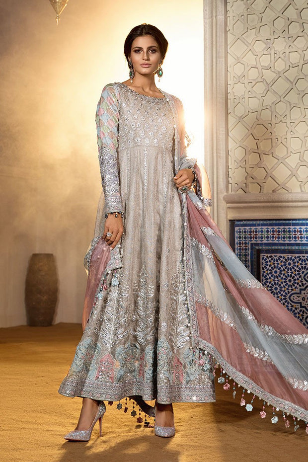 embroidery dress designs in pakistan Hand Embroidery Dress, Embroidery Suits Design, Embroidery Fashion, Embroidery Designs, Pakistani Fa
