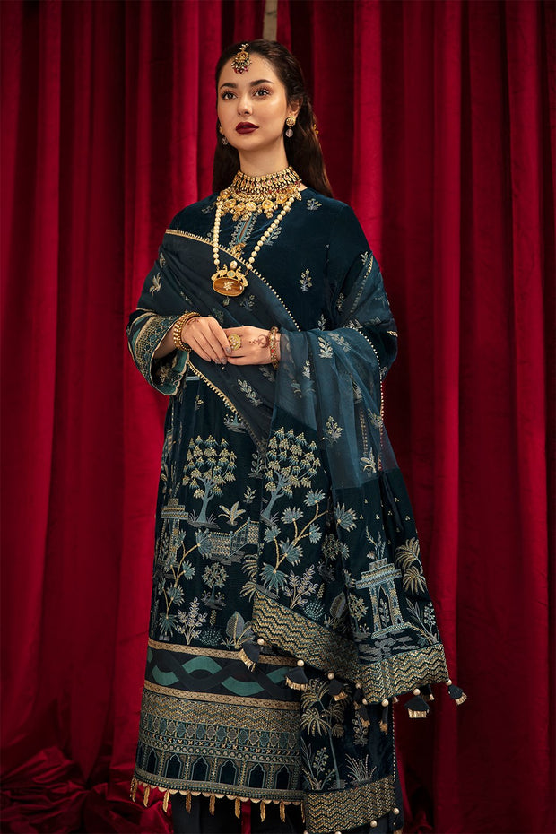 Salwar Kameez Embroidered by Pakistani Designer 2022