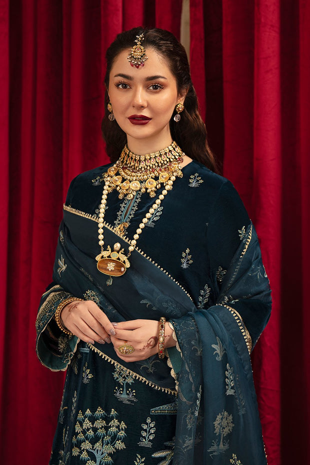 Salwar Kameez Embroidered by Pakistani Designer Latest